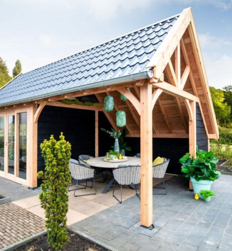 Houten tuinhuis met overkapping en glazen deuren