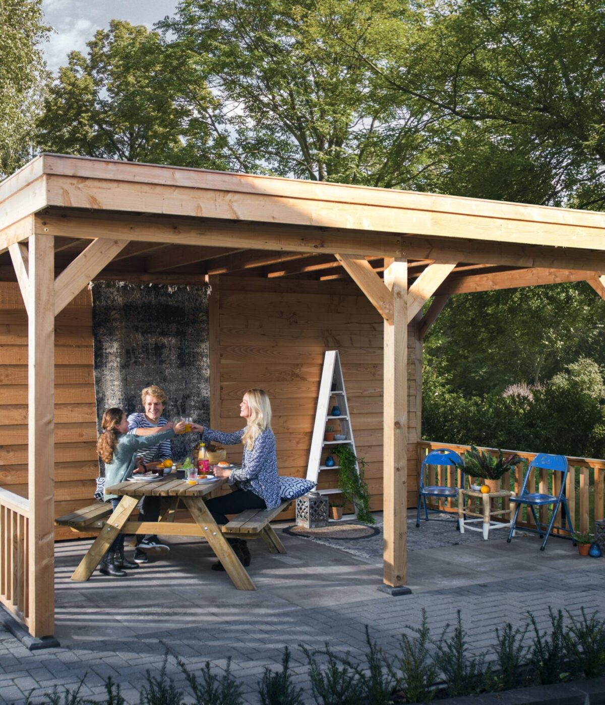 Houten overkapping met familie
