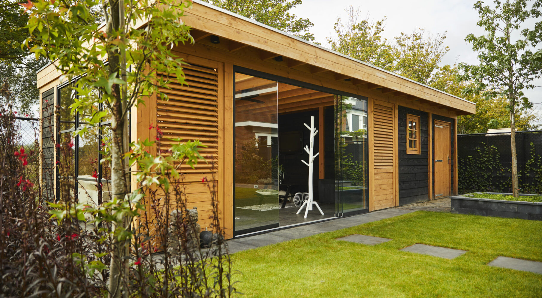 Houten tuinhuis met glazen deuren