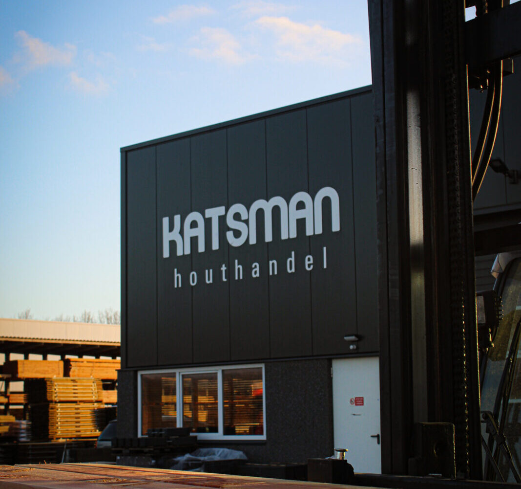 Houthandel Katsman in de avondzon
