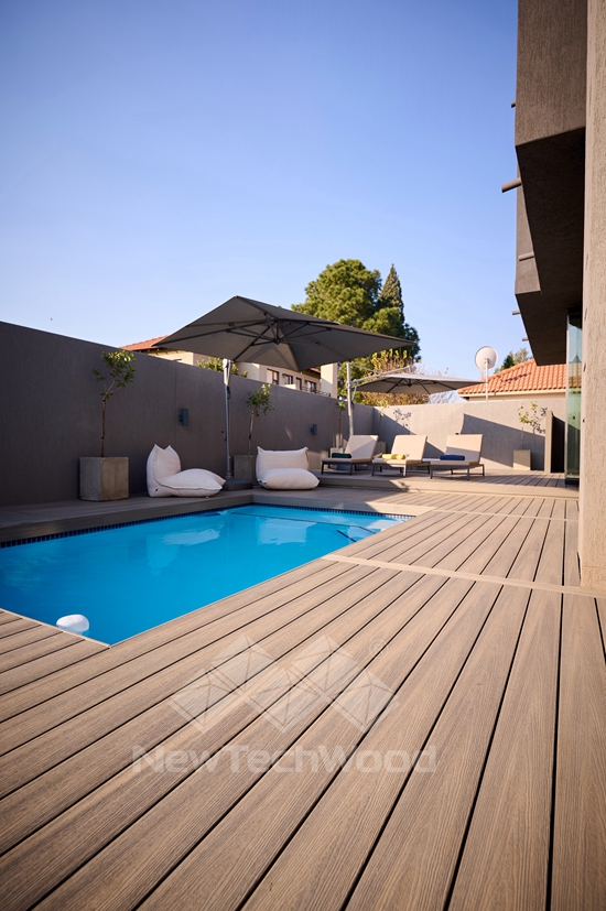 Terras bedekt met NewTechwood langs een zwembad